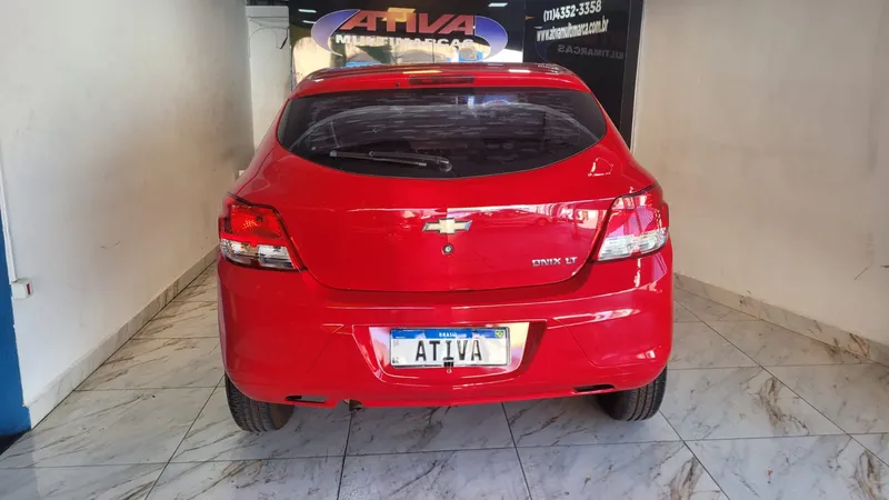 Chevrolet Onix Vermelho