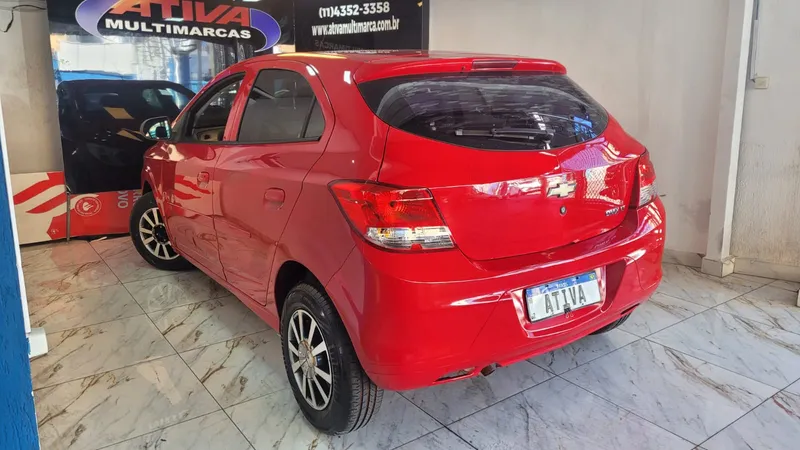 Chevrolet Onix Vermelho