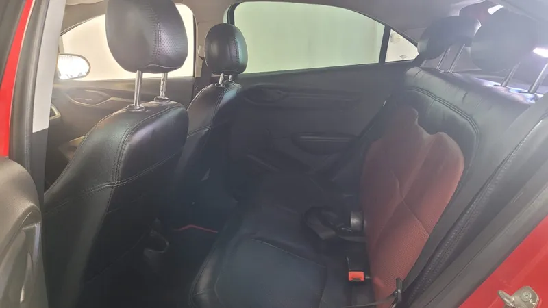 Chevrolet Onix Vermelho