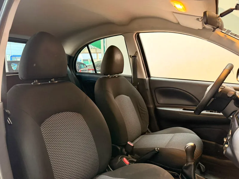 Nissan March Preto