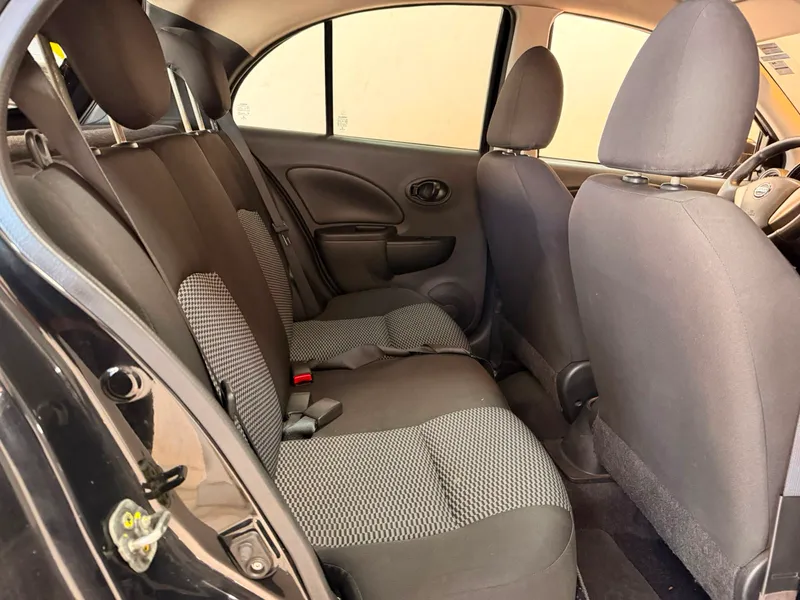 Nissan March Preto