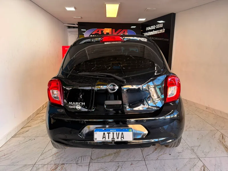 Nissan March Preto