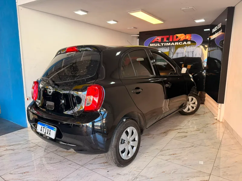 Nissan March Preto