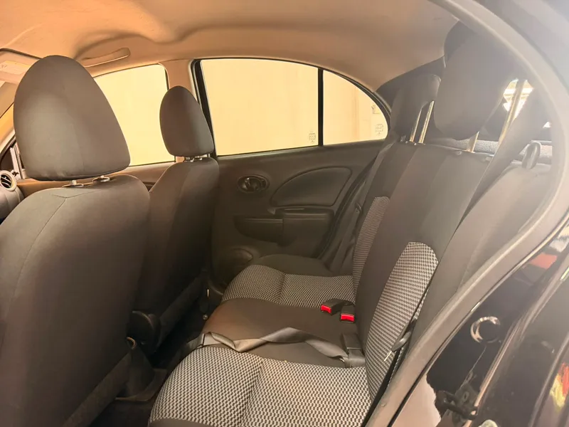 Nissan March Preto