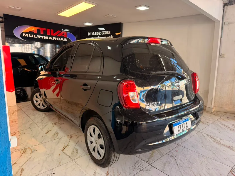 Nissan March Preto