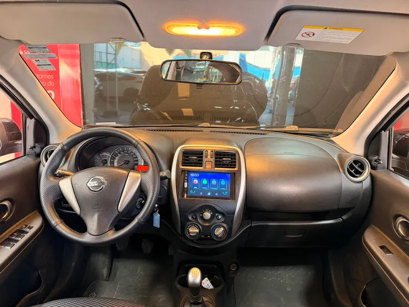Nissan March Preto