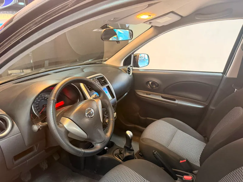 Nissan March Preto