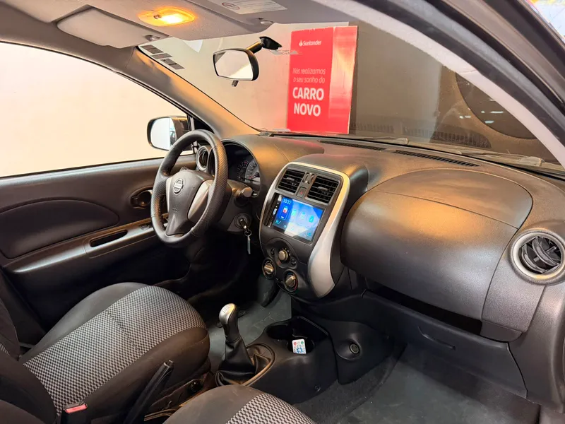 Nissan March Preto