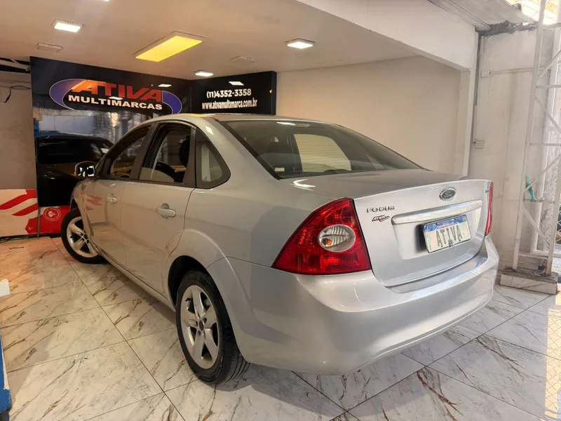 Ford Focus Sedan Prata