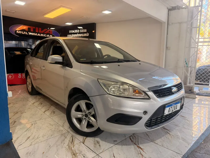 Ford Focus Sedan Prata