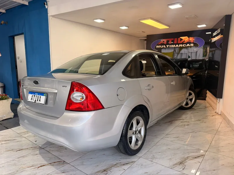 Ford Focus Sedan Prata