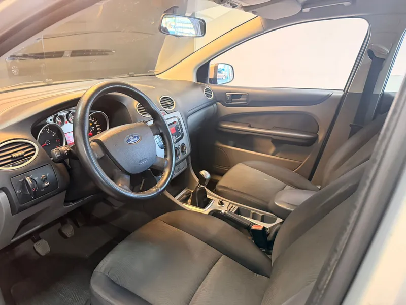 Ford Focus Sedan Prata