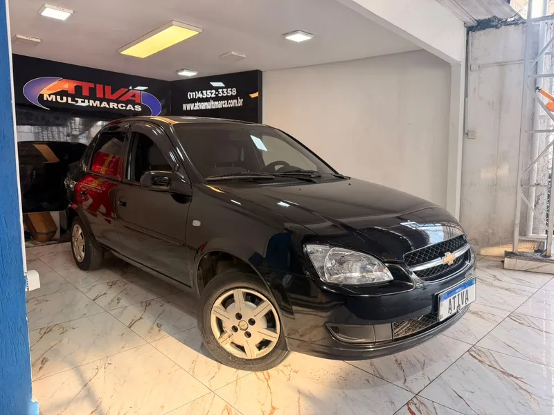 Chevrolet Classic Preto
