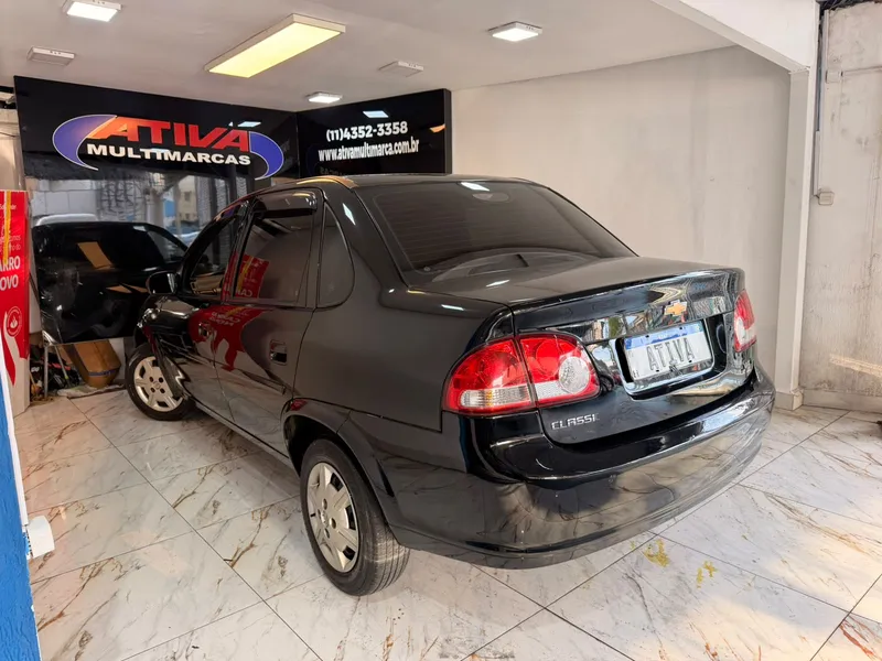 Chevrolet Classic Preto
