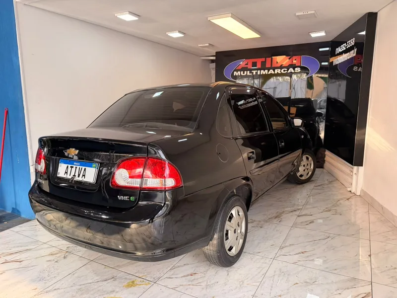 Chevrolet Classic Preto
