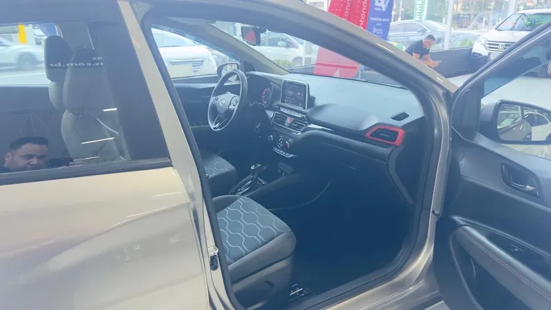 Hyundai HB20X Prata