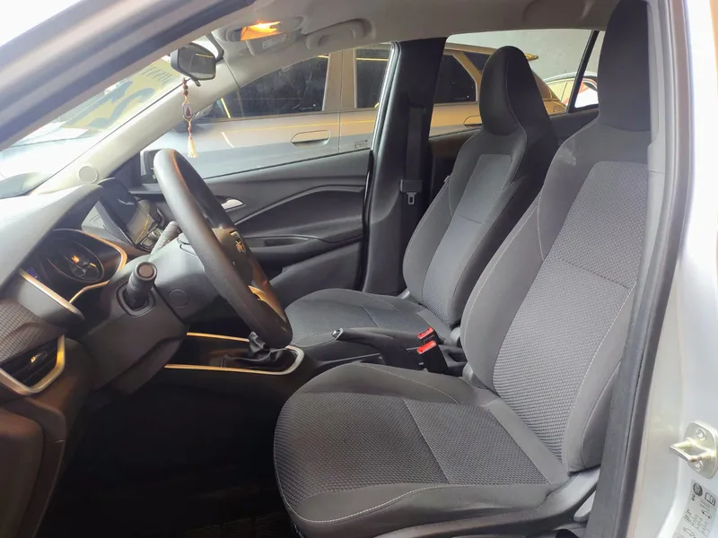 Chevrolet Onix Prata