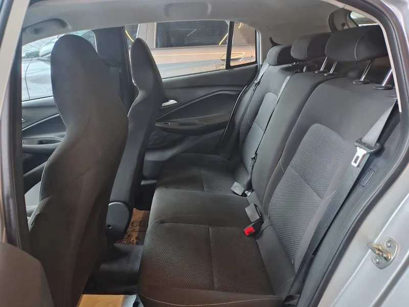 Chevrolet Onix Prata