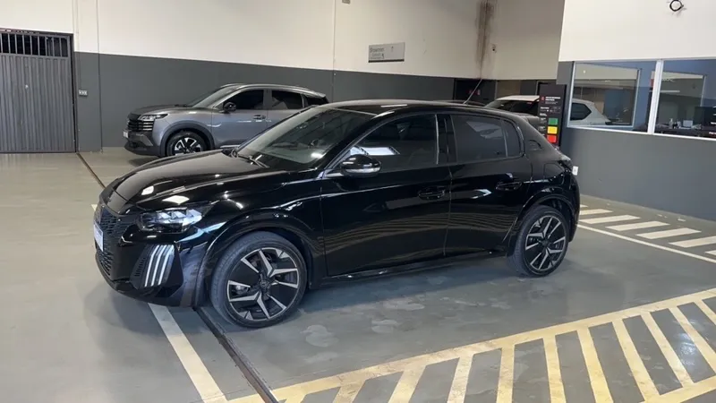 Peugeot 208 Preto