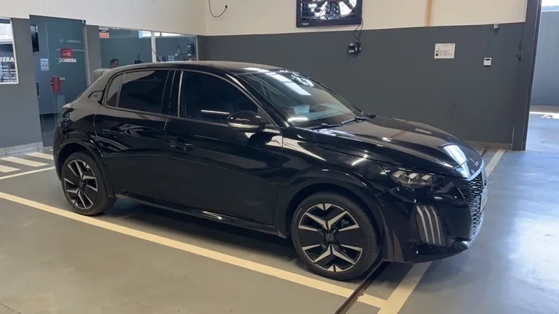 Peugeot 208 Preto