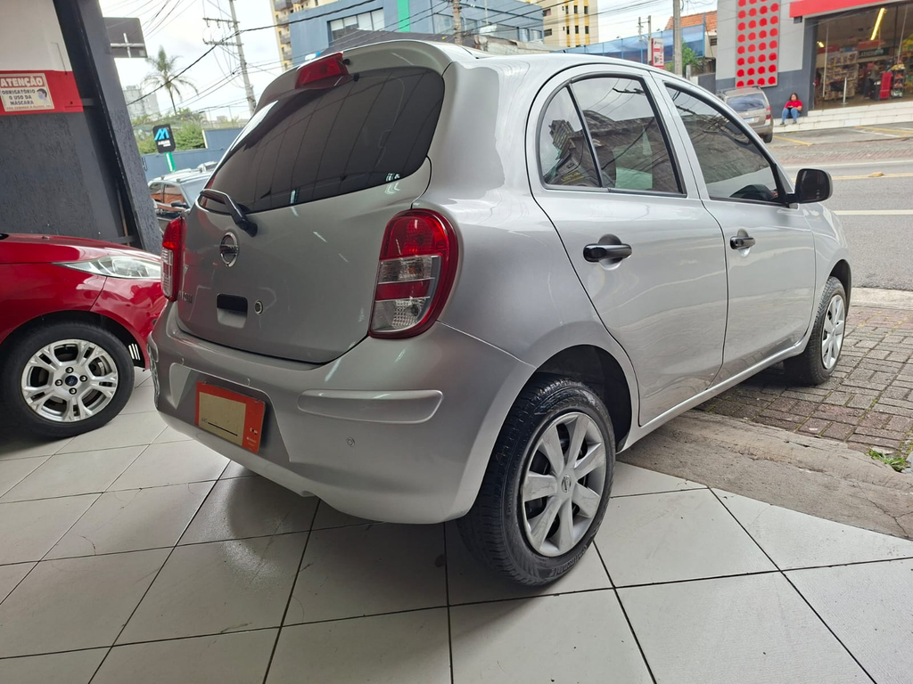 Nissan March Prata