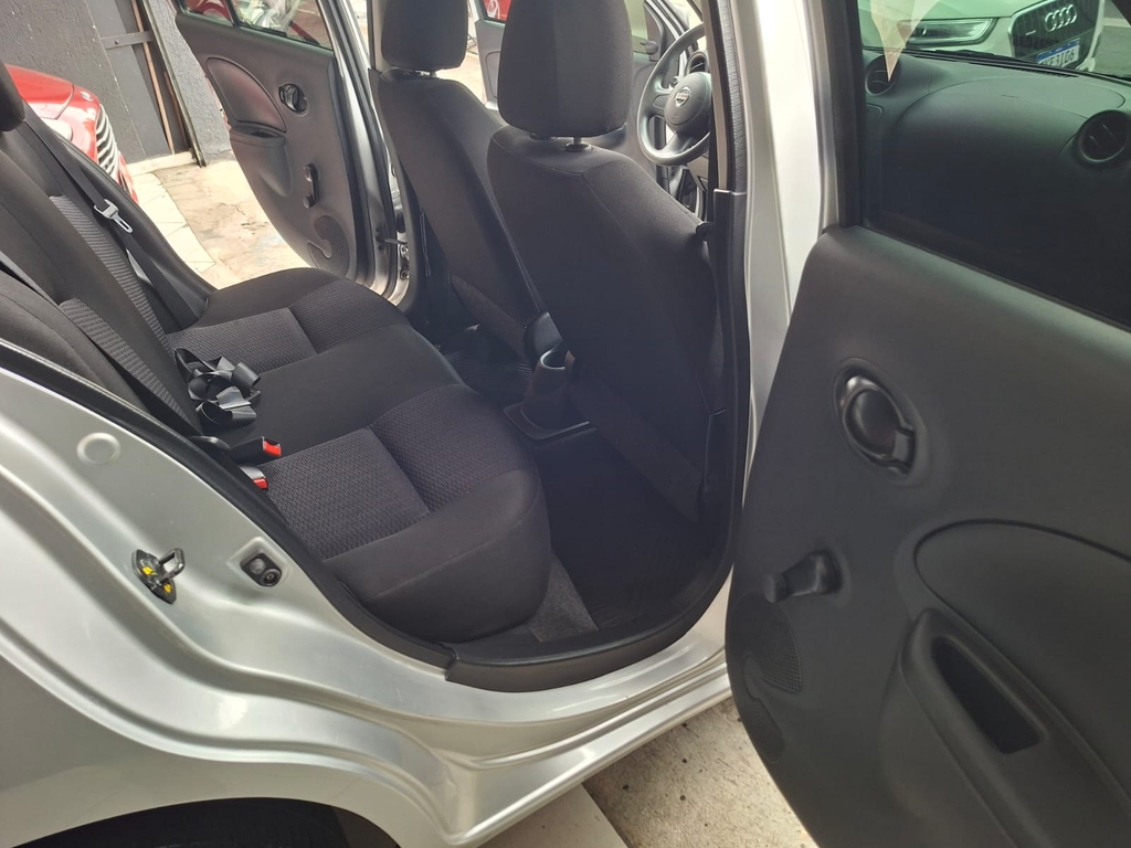 Nissan March Prata