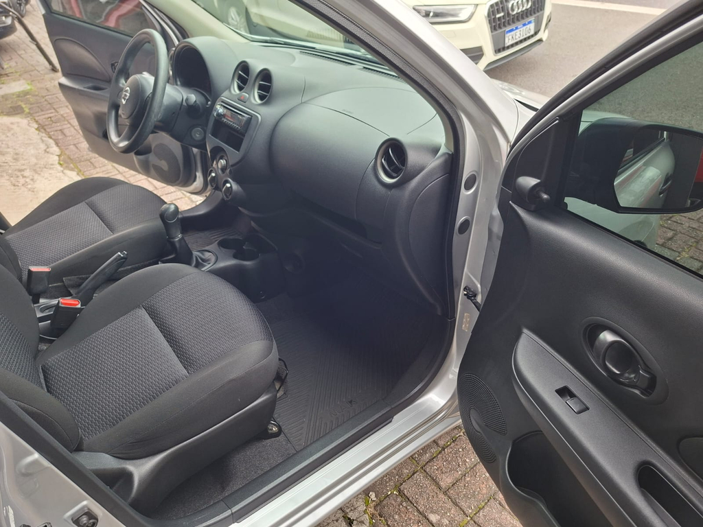 Nissan March Prata