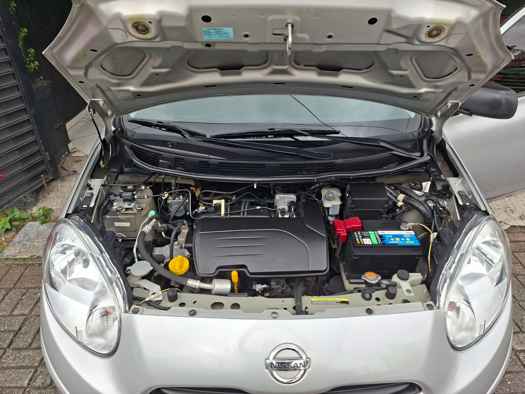 Nissan March Prata