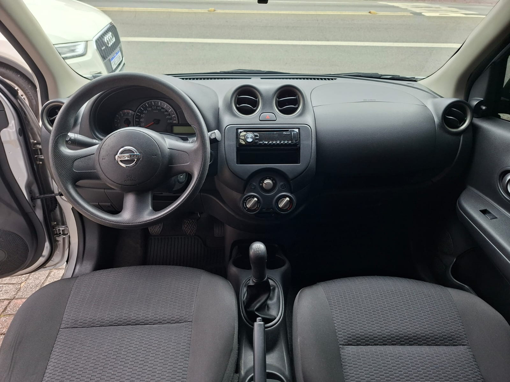 Nissan March Prata