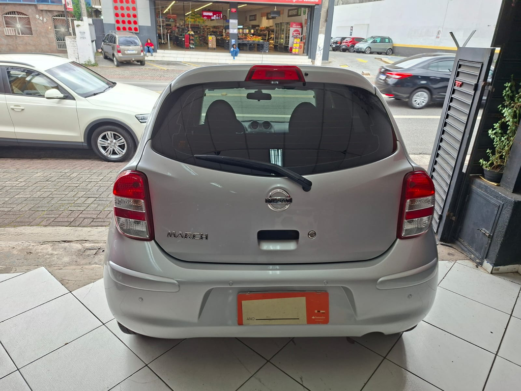 Nissan March Prata