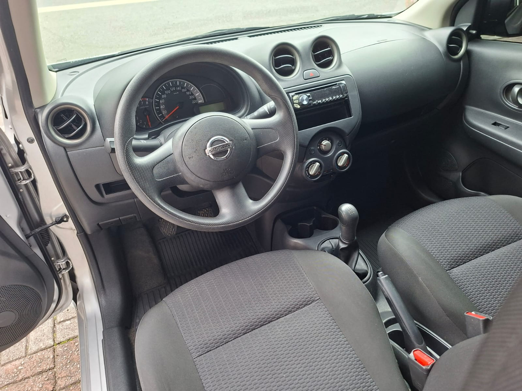 Nissan March Prata