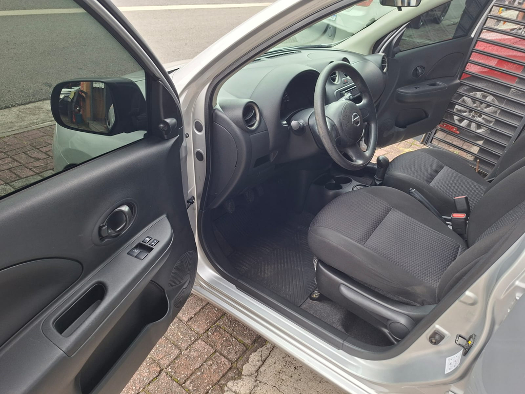 Nissan March Prata