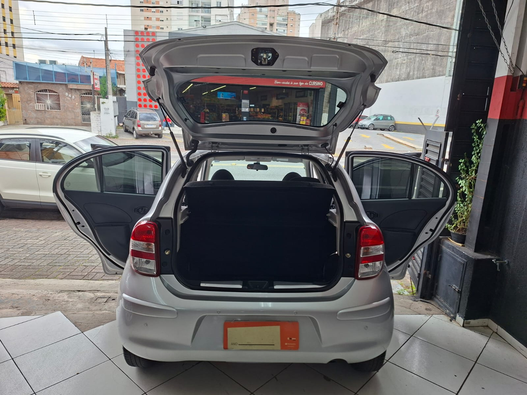 Nissan March Prata