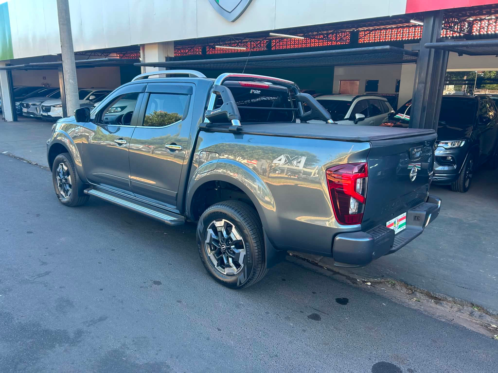 Nissan Frontier Cinza