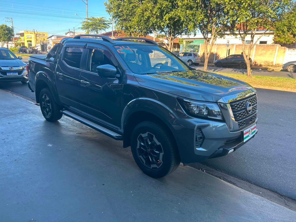 Nissan Frontier Cinza