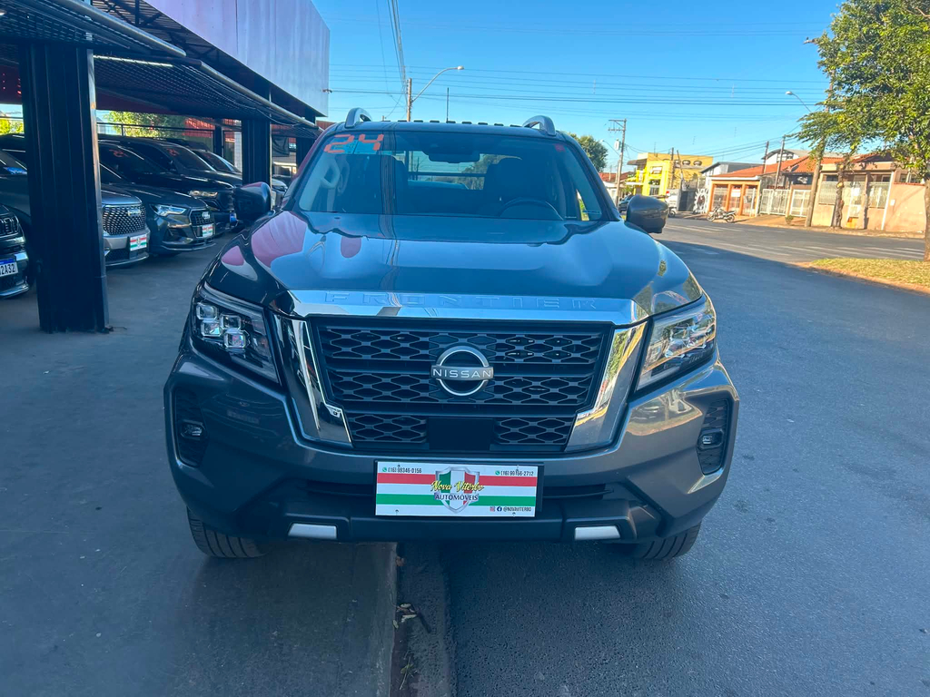 Nissan Frontier Cinza