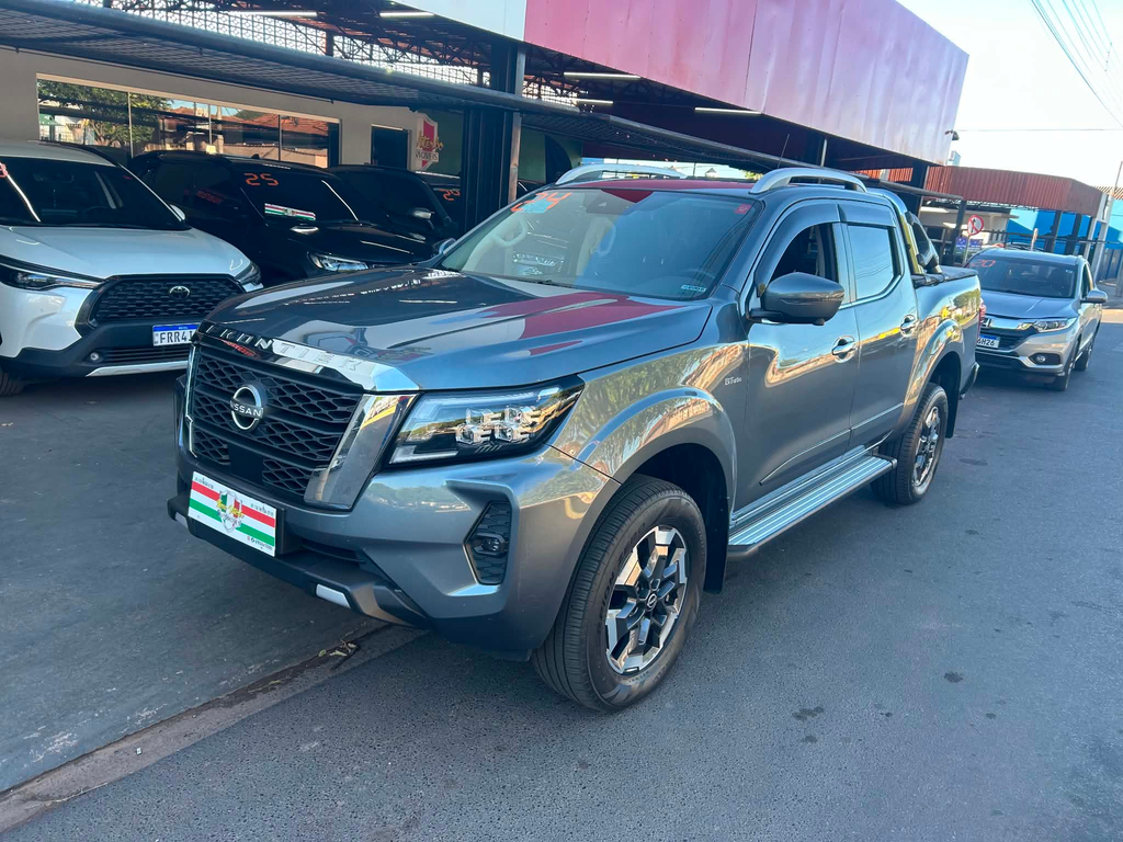 Nissan Frontier Cinza