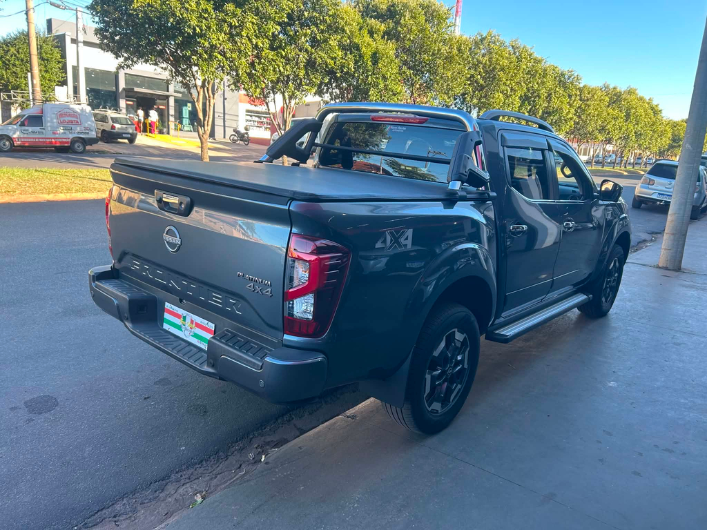 Nissan Frontier Cinza