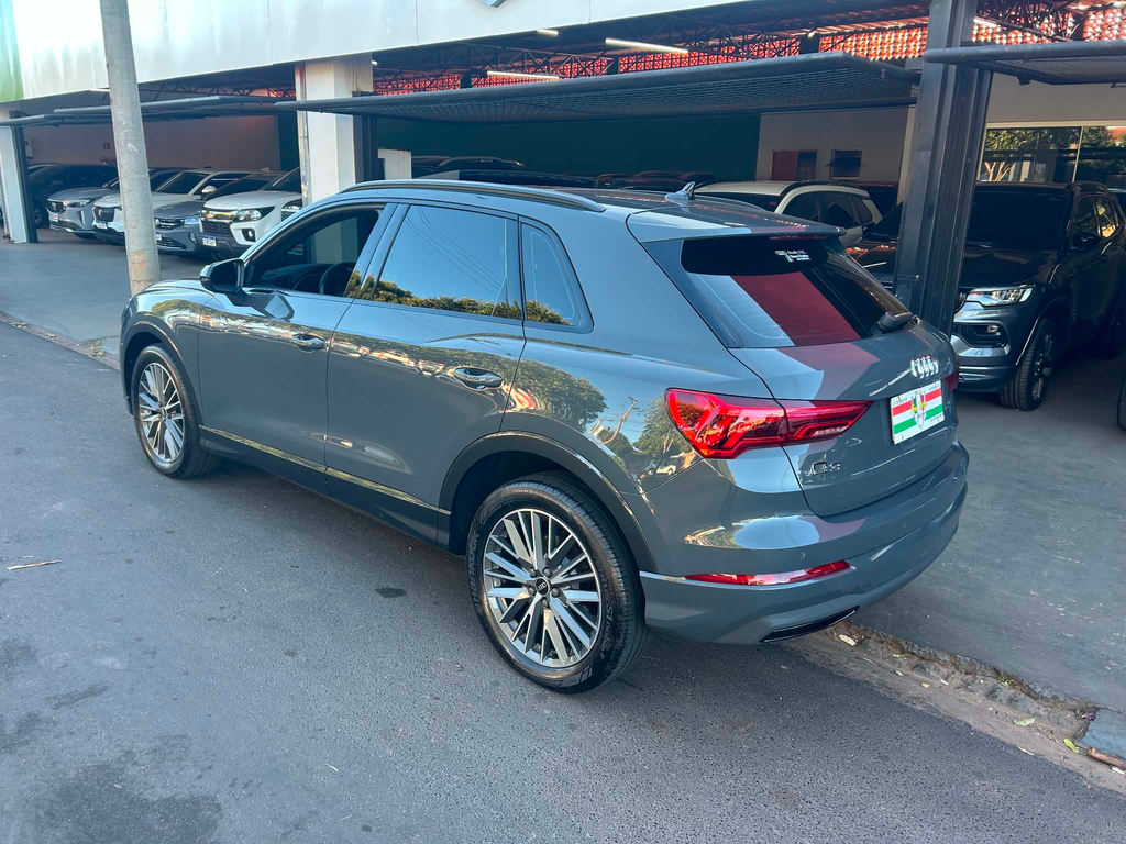 Audi Q3 Cinza