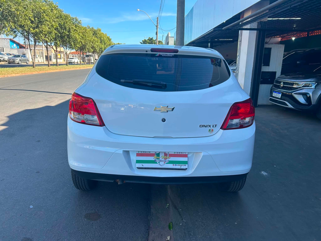Chevrolet Onix Branco