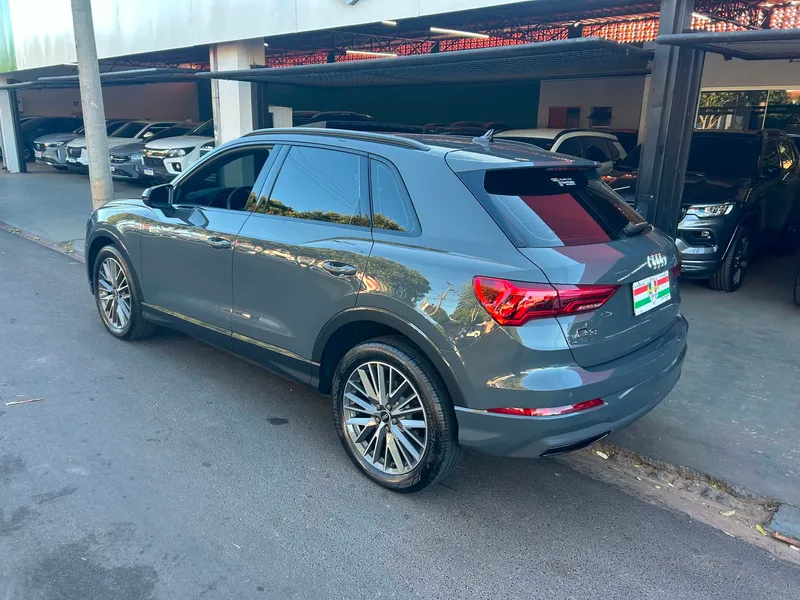 Audi Q3 Cinza