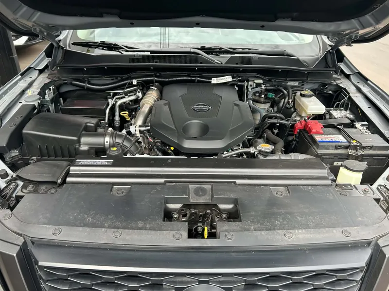 Nissan Frontier Cinza