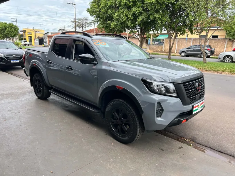 Nissan Frontier Cinza