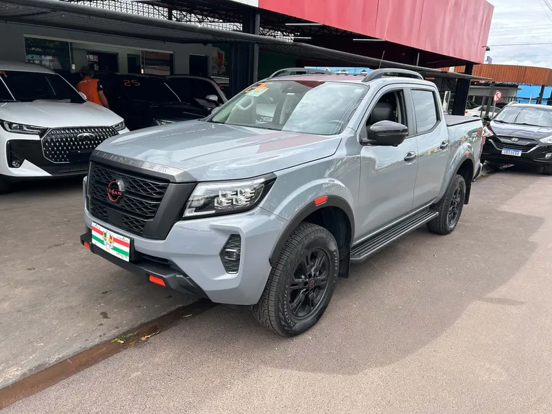 Nissan Frontier Cinza