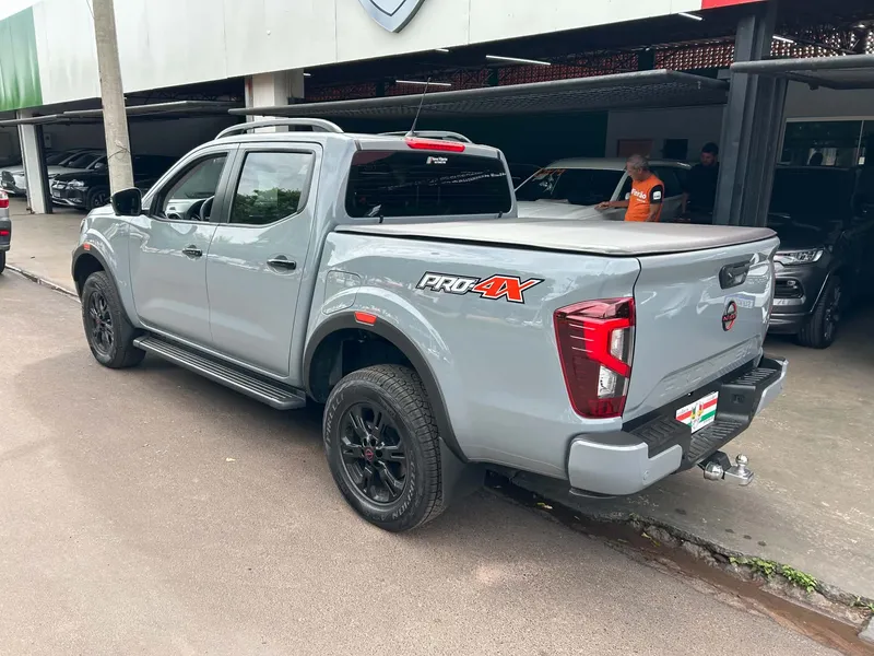 Nissan Frontier Cinza