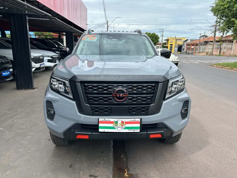 Nissan Frontier Cinza
