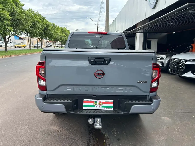 Nissan Frontier Cinza