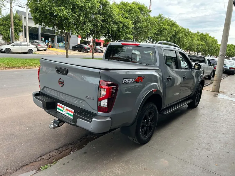 Nissan Frontier Cinza