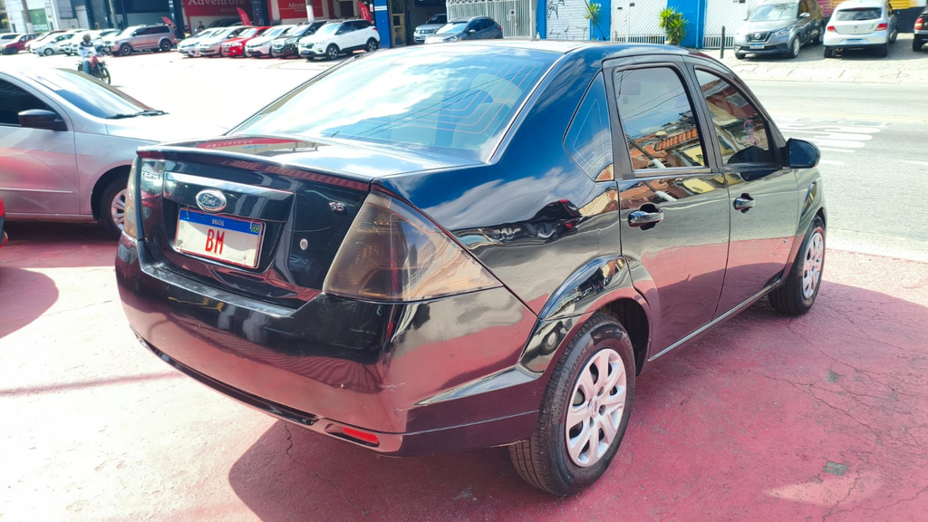 Ford Fiesta Sedan Preto