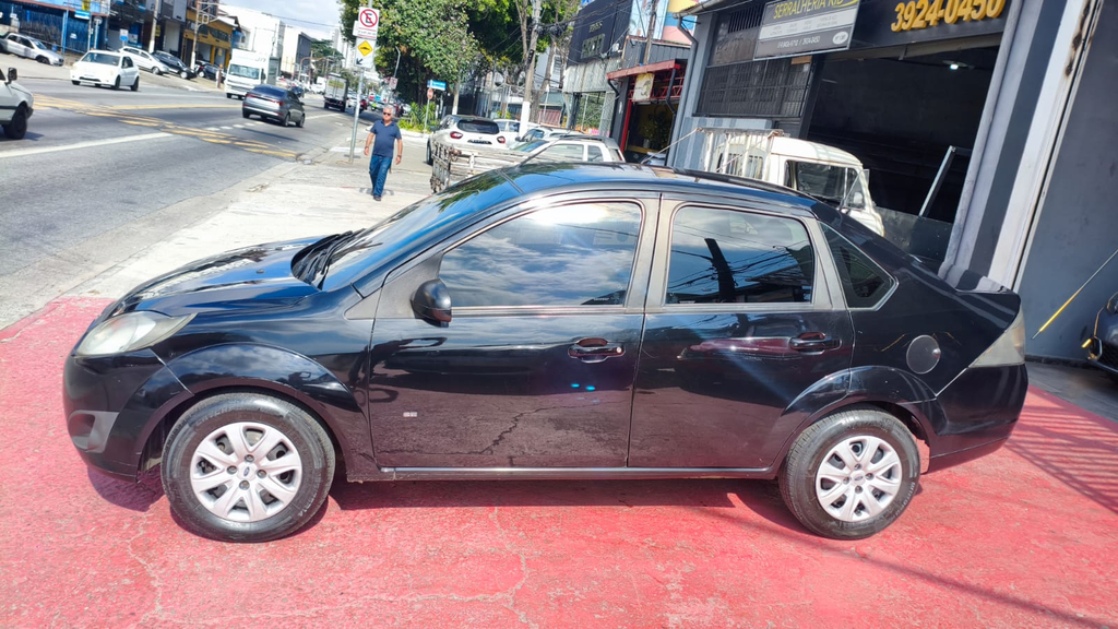 Ford Fiesta Sedan Preto